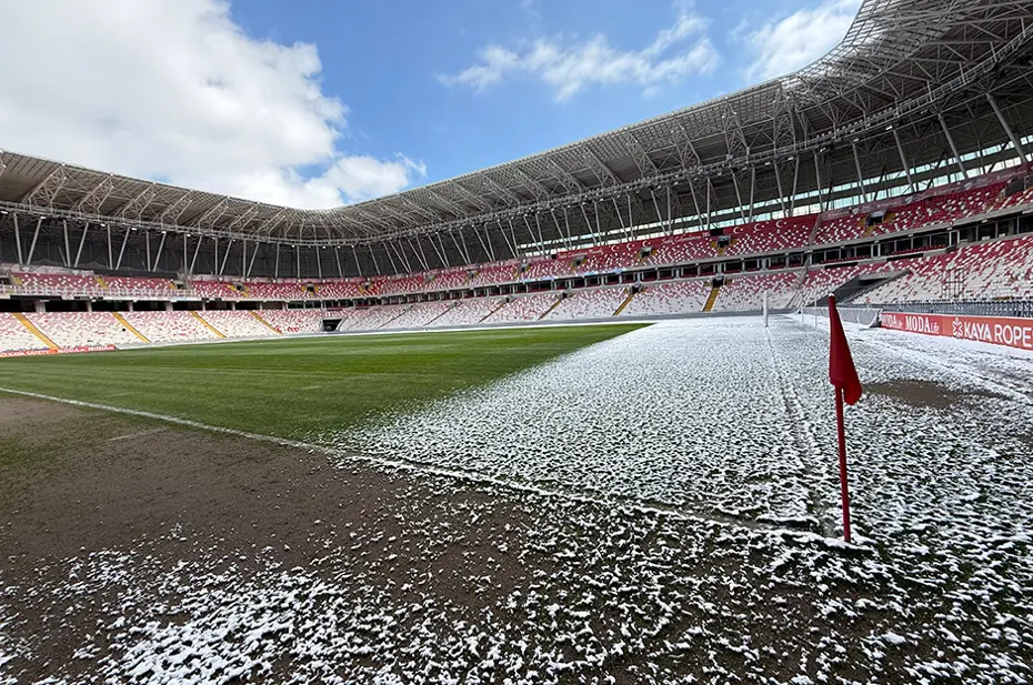 Sivasspor - Fenerbahçe maçı öncesi zeminin son durumu: Hava eksi 14 derece - 8 Sivasspor - Fenerbahçe maçı öncesi zeminin son durumu: Hava eksi 14 derece - 8