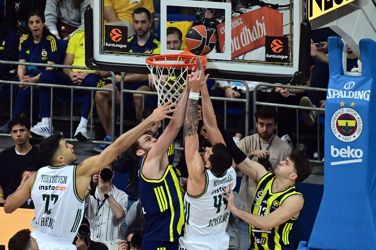 Fenerbahçe son periyotta yıkıldı: Kazanan Ergin Ataman'ın Panathinaikos'u oldu