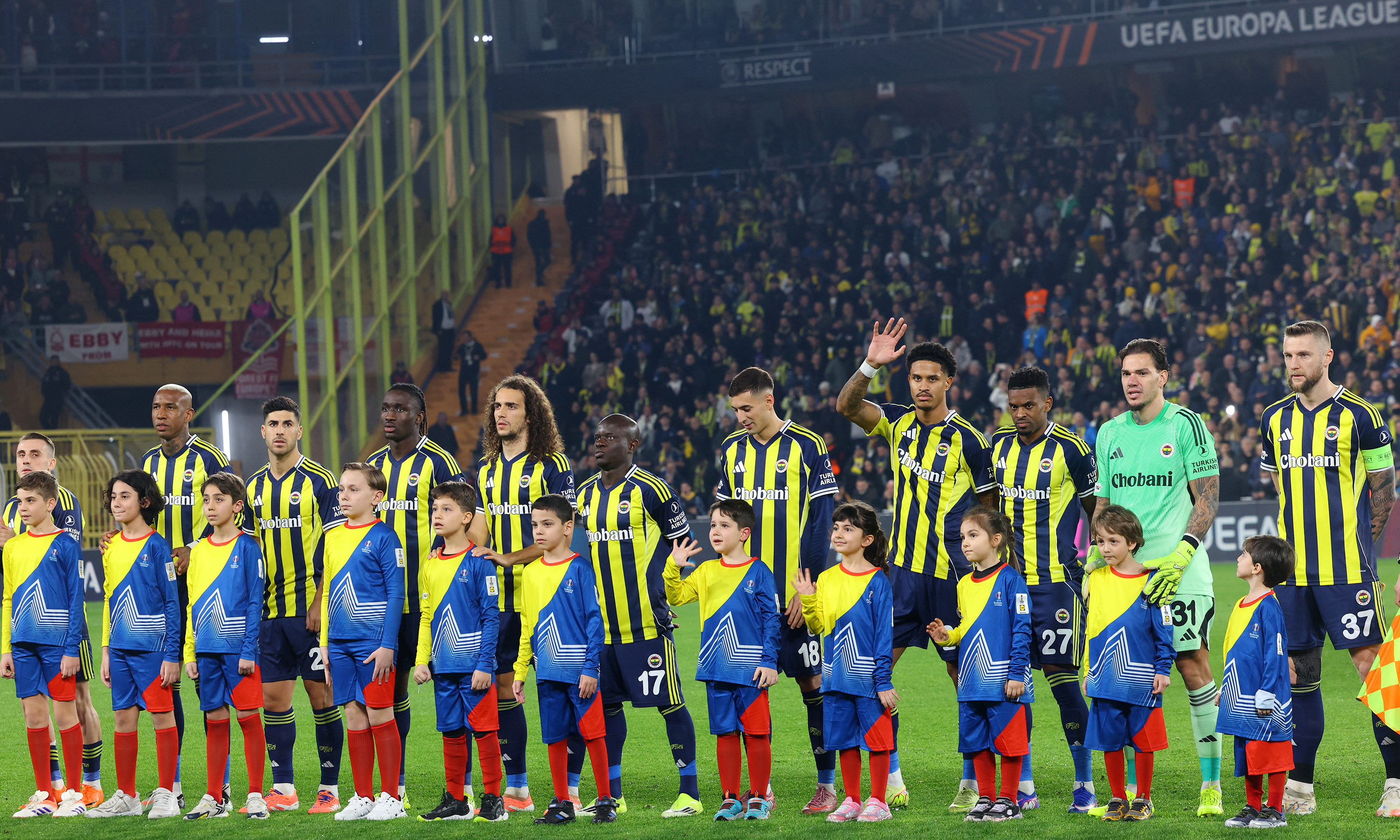 UEFA Avrupa Ligi play-off turu ilk maçında Fenerbahçe sahasında Nottingam Forest'a 3-0 kaybetti. Sarı lacivertlilerde kaptan Milan Skriniar sakatlanarak 26. dakikada oyundan çıktı.