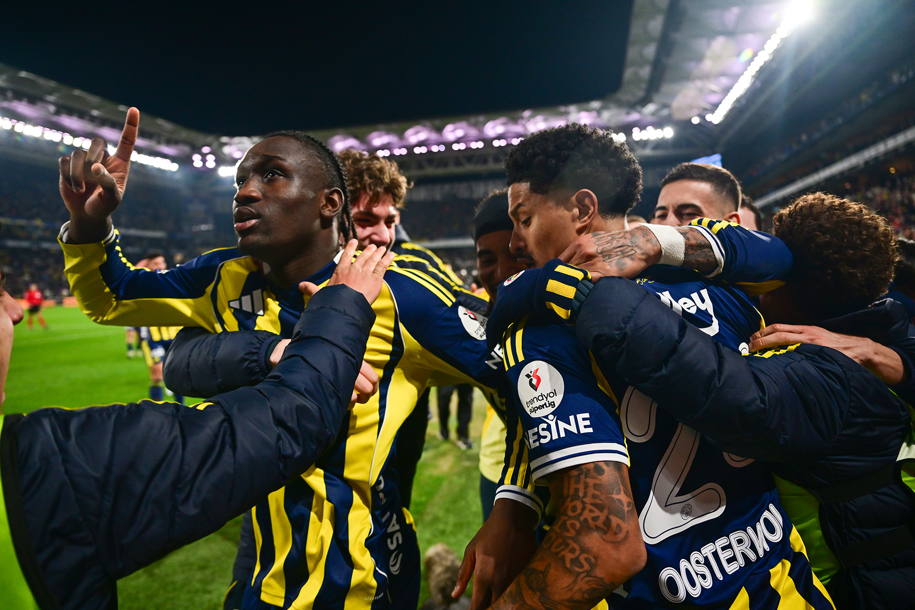 Bu alanda Süper Lig'de zirvede yer alan sarı lacivertliler Avrupa'da ise ilk 3'te bulunuyor. Fenerbahçe mağlup duruma düştüğü maçlarda aldığı 18 puanla 10 büyük lig içerisinde Barcelona ve Bayern Münih ile birlikte 3. sırada yer alıyor. Belçika'ın St. Truiden takımı 23 puanla ilk sırada bulunurken, İngiltere'den Aston Villa ise 19 puanla 2. basamakta.