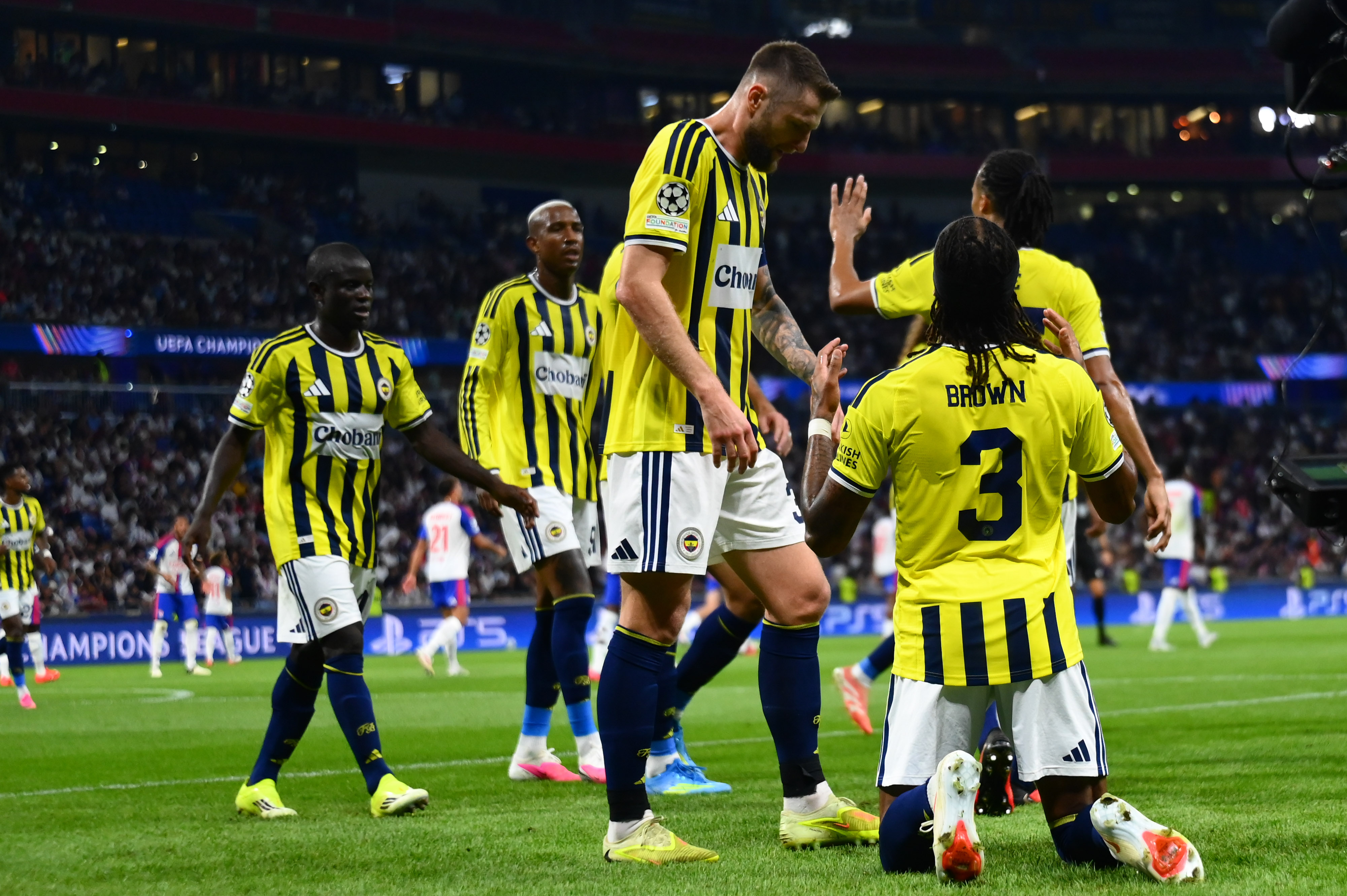Maç sonunda saha karıştı! Guendouzi'ye saldırıMaç sonunda saha karıştı! Guendouzi'ye saldırı