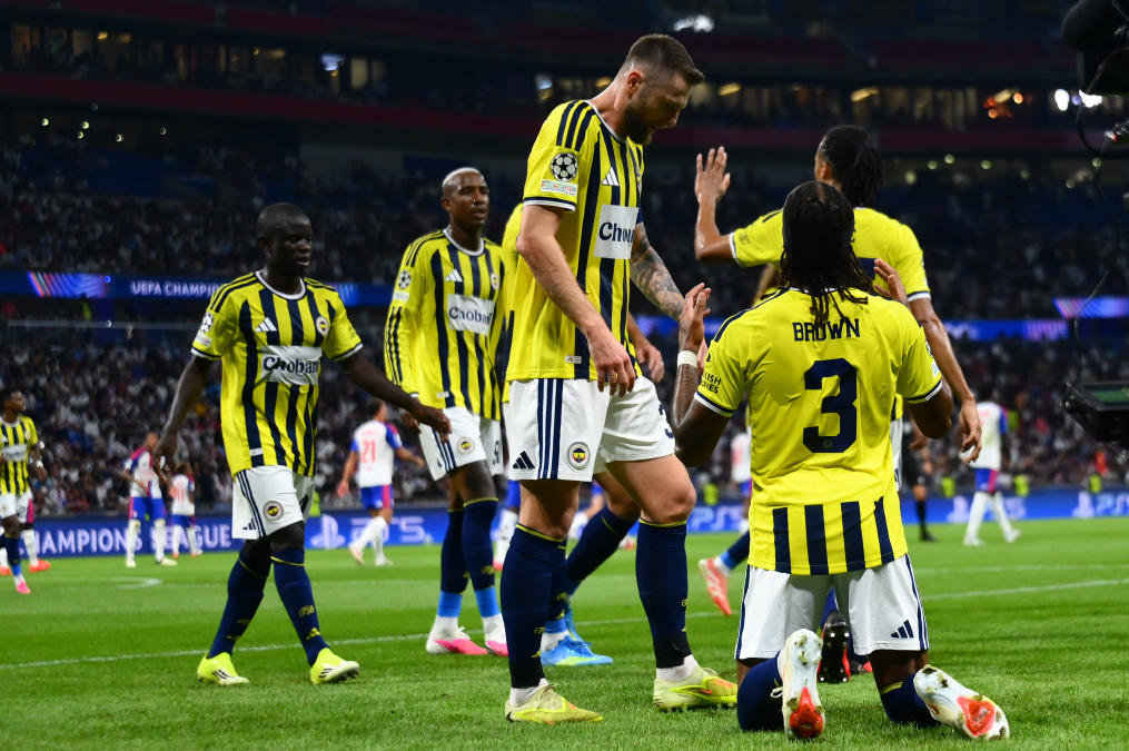 Fenerbahçe'nin Lyon maçı sonunda saha karıştı! Guendouzi'ye saldırı