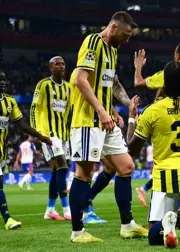 Maç sonunda saha karıştı! Guendouzi'ye saldırıMaç sonunda saha karıştı! Guendouzi'ye saldırı