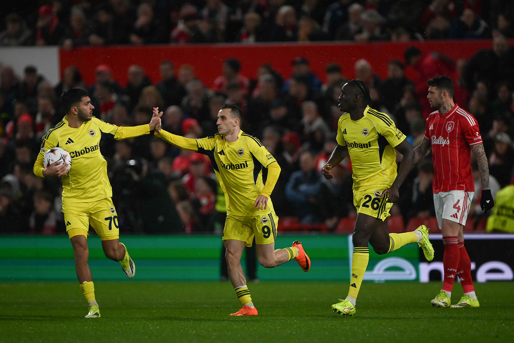 BBC ise maçla ilgili şu ifadelere yer verdi, “Nottingham Forest zorluklarla son 16 turuna yükseldi. Gergin geçen maçta Nottingham Forest, Fenerbahçe'yi kıl payı geçerek Avrupa Ligi son 16 turuna kaldı. Kerem Aktürkoğlu'nun, ikinci yarıda penaltıdan attığı gol de dahil olmak üzere iki golü, ev sahibi ekibi ilk maçtaki 3-0'lık üstünlüğünü kaybetme tehlikesiyle karşı karşıya bıraktı. Callum Hudson-Odoi'nin golü, dağınık ve tereddütlü bir performans sergileyen Vitor Pereira'nın takımının tam bir çöküş korkusu yaşamasını hafifletti.”