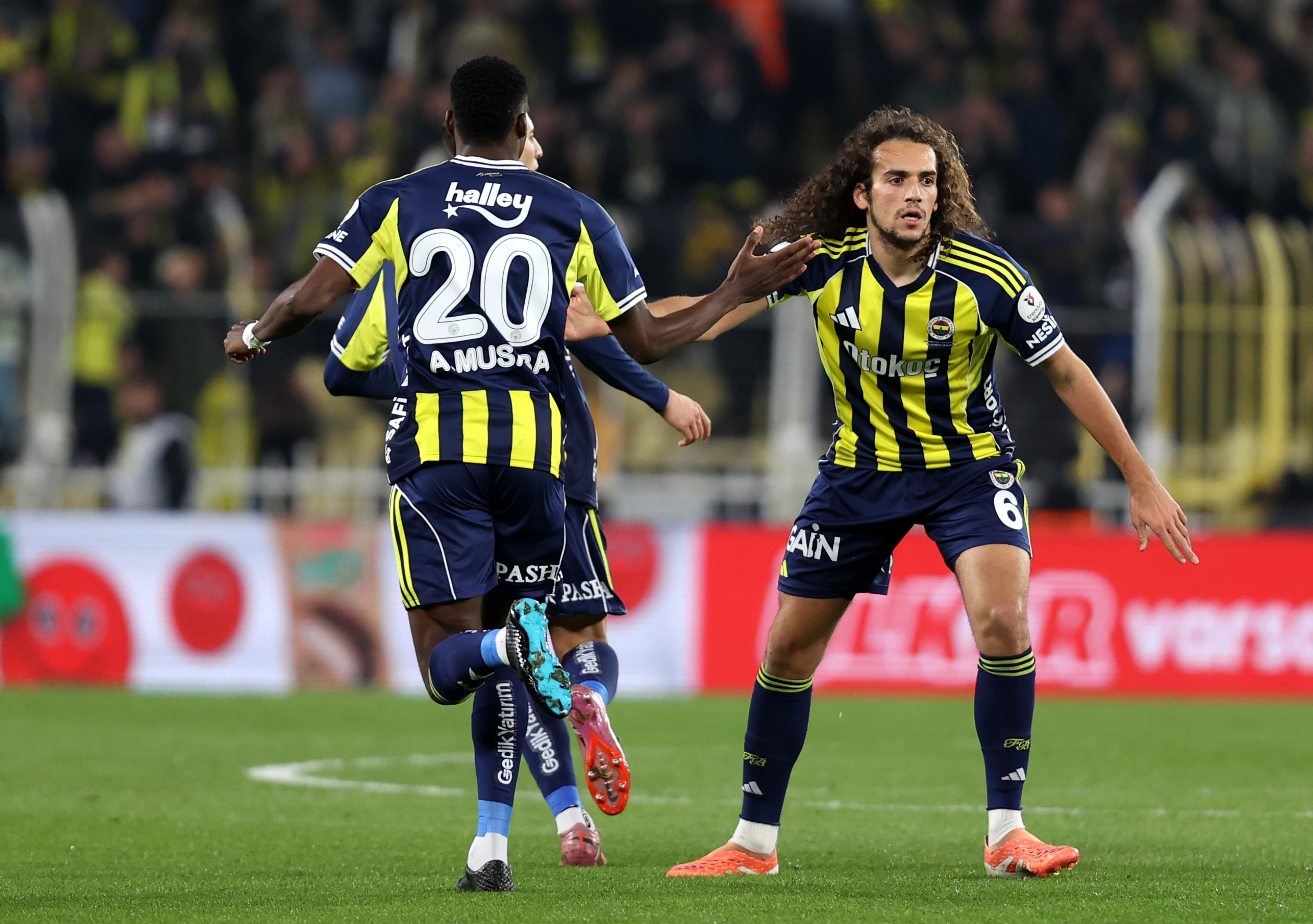 Süper Lig'de sezonun 25. haftasında Fenerbahçe geriye düştüğü maçta Samsunspor karşısında 3 golle kazandı. Sarı-lacivertli takım haftayı 3 puanla tamamlarken şampiyonluk yarışında hata yapmadı.
