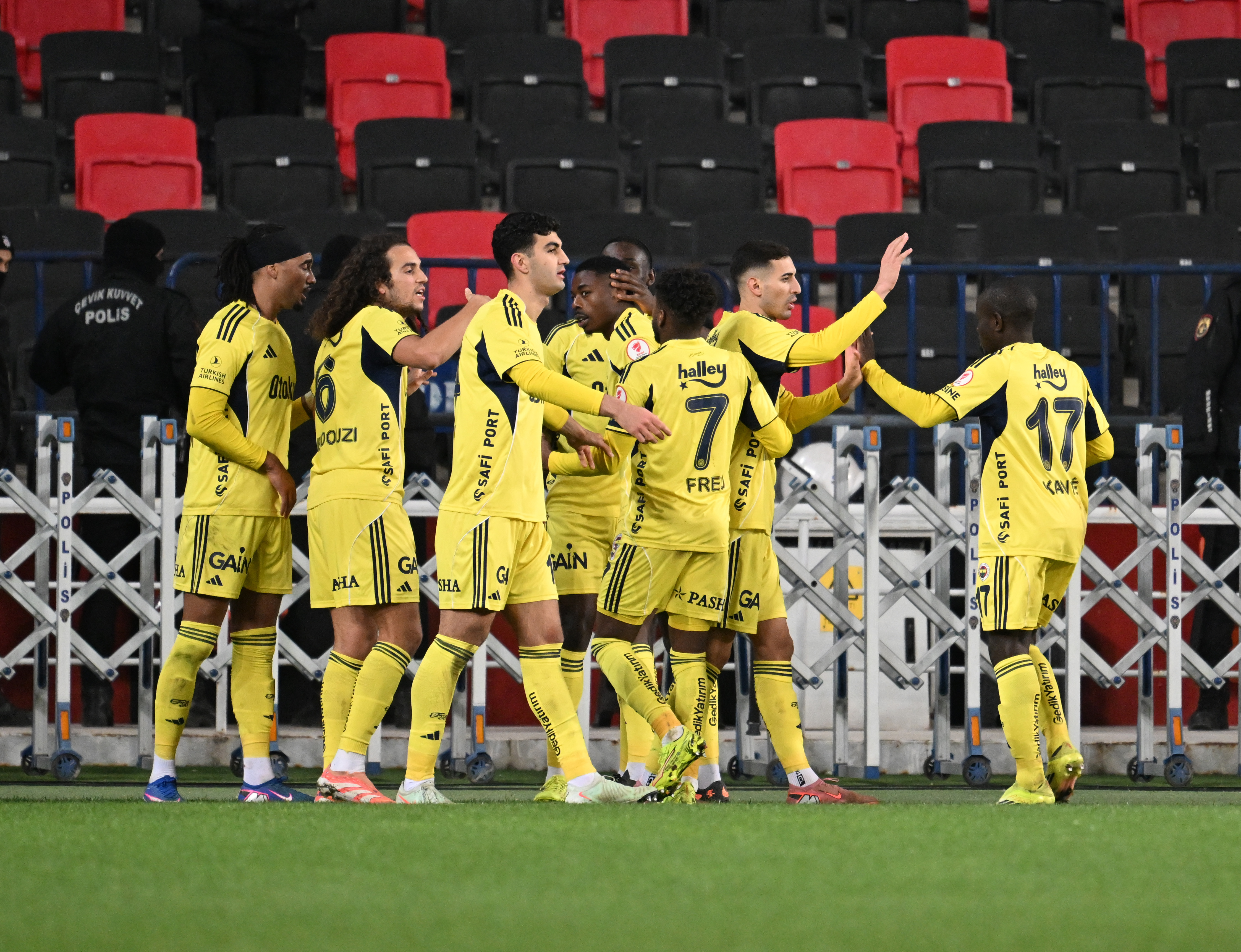 Geç başlayan maçta Fenerbahçe coştu: Tur 4 golle geldi