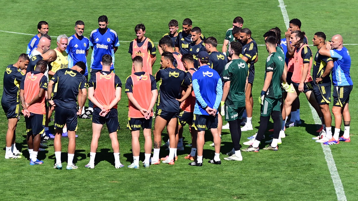 Fenerbahçe'de radikal karar: Sadece Mert Hakan Yandaş açıklandı, kalanlar maç maç seçilecek