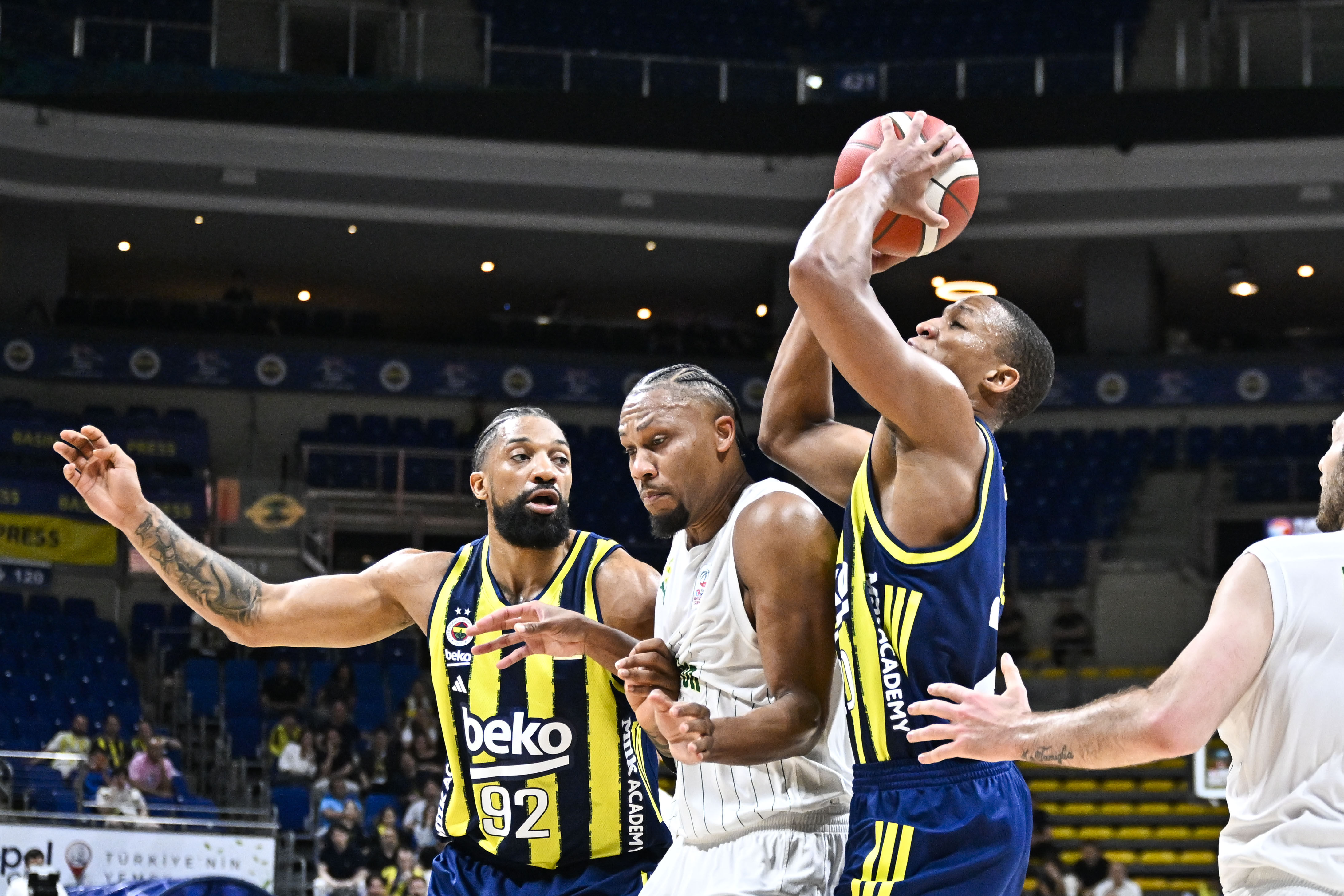 Fenerbahçe Beko ilk maçı zorlanmadan kazandı
