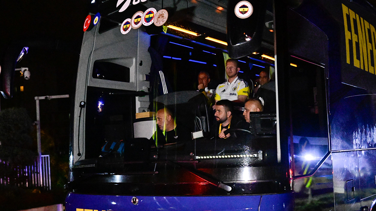 Fenerbahçe'nin derbi sonrası tesislere giriş yaptığı anda dikkat çeken görüntü