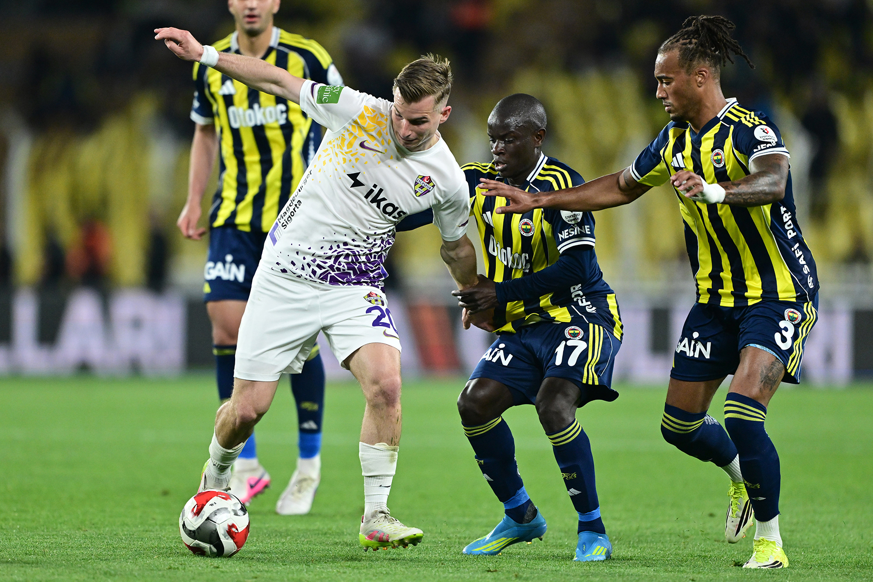"Sezonun özeti gibi bir maçtı" | Spor yazarları Fenerbahçe için ne dedi?