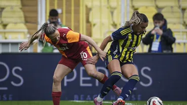 Fenerbahçe namağlup lider: Galatasaray'ı tek golle devirdiler