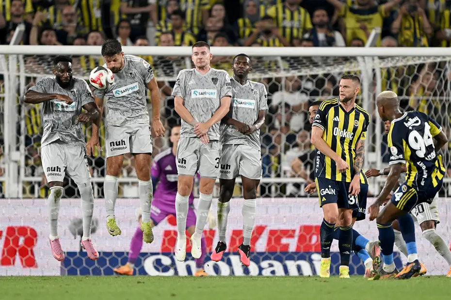 Trio ekibi, Fenerbahçe maçında gecenin pozisyonuna noktayı koydu: "Penaltı ve kırmızı kartı atladı" - 4 Trio ekibi, Fenerbahçe maçında gecenin pozisyonuna noktayı koydu: "Penaltı ve kırmızı kartı atladı" - 4