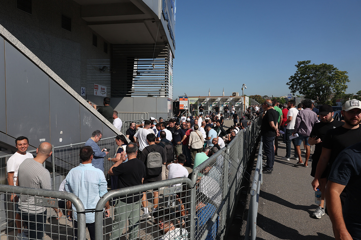 Fenerbahçe'de kombine kart kuyruğu