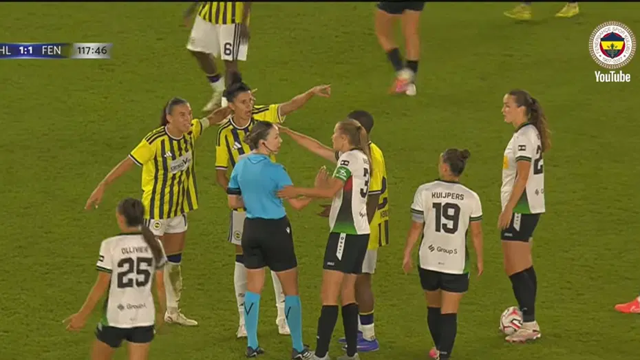 Fenerbahçe'nin Şampiyonlar Ligi maçında skandal! Anında hakemin etrafı sarıldı, ortalık karıştı - 2 Fenerbahçe'nin Şampiyonlar Ligi maçında skandal! Anında hakemin etrafı sarıldı, ortalık karıştı - 2