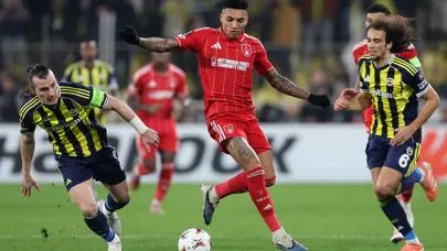 İngiltere'de tüm manşetlerde aynı isim var! Herkes Fenerbahçe-Nottingham Forest maçını konuşuyor İngiltere'de tüm manşetlerde aynı isim var! Herkes Fenerbahçe-Nottingham Forest maçını konuşuyor