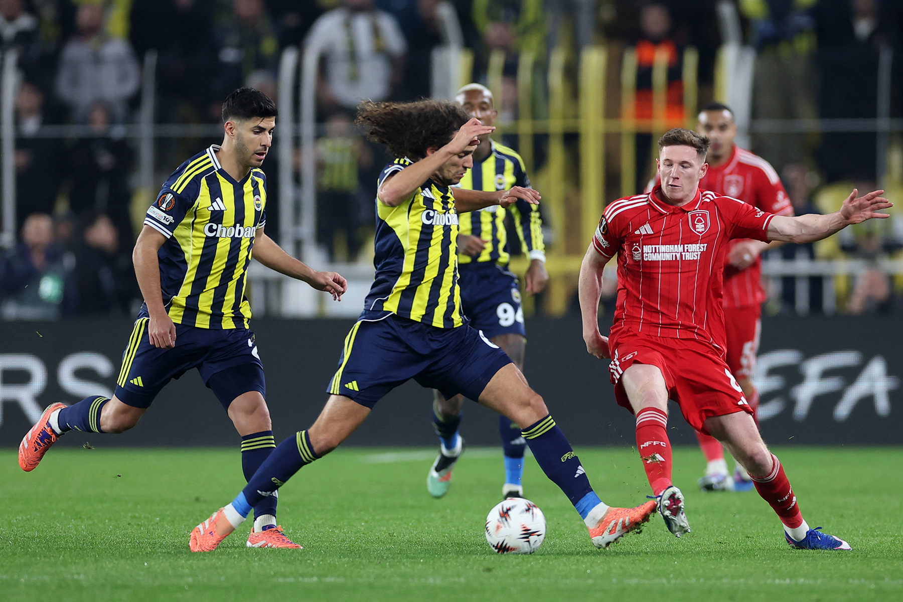 Fener'in Ambulansı İngiltere'ye Uçtu: Forest Maçı İçin Kadro Sayımı Başladı!