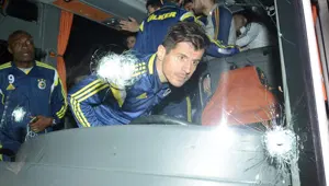 Fenerbahçe otobüsüne silahlı saldırı soruşturması: 5 şüpheli gözaltında Fenerbahçe otobüsüne silahlı saldırı soruşturması: 5 şüpheli gözaltında