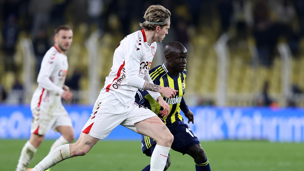 38' Tomasson'un Musaba'ya müdahalesinde kart gerekir mi? Bahattin Duran: Tomasson ayakla vurdu yetmedi, sonra belden sarıldı. Sportmenlik dışı bir faul. Belinden tutup göndermedi. Tomasson burada sarı kart görmeliydi. Deniz Çoban: Buna da sarı kart göstereceksiniz artık. Futbol böyle oynanmaz. Bu sarı kartsız geçer mi! Ne için göstermedin! Bülent Yıldırım: Hakem beden diliyle 'yok yok' da diyor. Burada sarı kart gerekirdi. 45+1' Tomasson'un faulünde kart gerekir mi? Deniz Çoban: Tomasson'un 3 veya 4. faulü. Bir tane tartışmasız sarı, yine Tomasson. Bu da onlardan biri, artık bir tane sarı lazım. Sadece faulle geçilecek pozisyon değil. Bahattin Duran: Net sarı kart. Bülent Yıldırım: Tomasson her faulünde iki elle tutup atıyor.