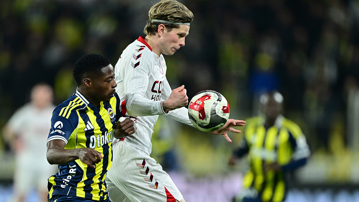 63' Fenerbahçe'nin penaltı beklediği pozisyonda devam kararı doğru mu? Bahattin Duran: Oyuncu elini kolunu açıp top oraya geliyor gibi gözükse de ben topun oyuncunun eliyle hiçbir şekilde buluşmadığını görüyorum. Dizinden yüzüne gelecek top. Devam kararı son derece doğru. Deniz Çoban: Hiçbir penaltı şüphesi yok. Bülent Yıldırım: Top yüzünden, çenesinden dönüyor. 75' Borevkovic'in Kerem'e yaptığı harekette kart gerekir mi? Elayis'in düdükten sonra topa vurması... Deniz Çoban: Borevkovic ve Elayis temas etti. Göster artık birine. Bahattin Duran: Elayis Tavsan, kesinlikle sarı kart görmesi gerekirdi. Hakem göstermedi