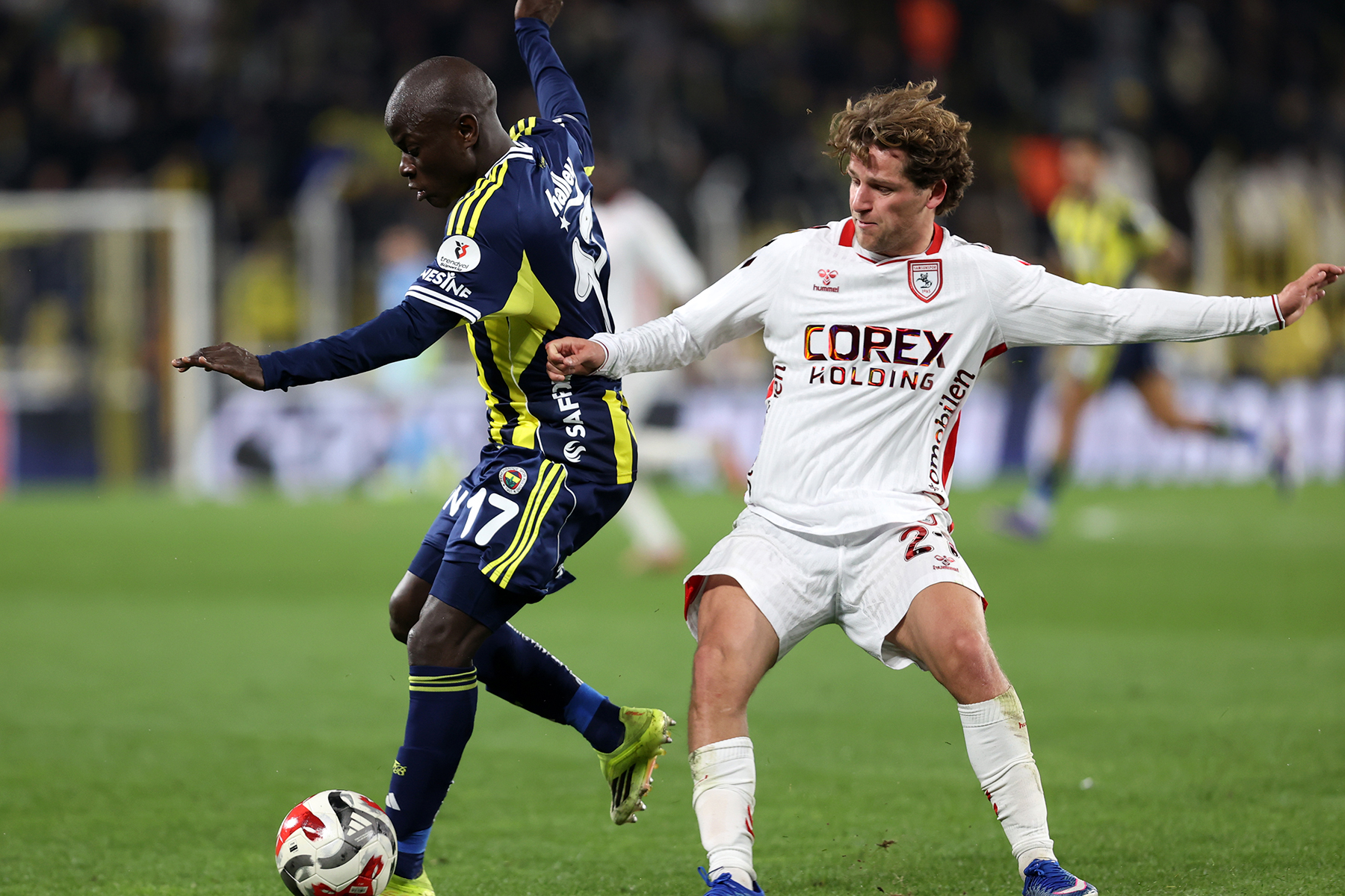 84' Samsunspor'un penaltı beklediği pozisyonda devam kararı doğru mu? Deniz Çoban: Yok hocam. Savunmacının penaltı gerektirecek bir hamlesi yok. Yine de akılda kalmasın diye aldık bu pozisyonu. Bahattin Duran: Oosterwolde topla oynamış, bir ihlal söz konusu değil. Bülent Yıldırım: Önce Oosterwolde topa dokunuyor ardından Samsunsporlu futbolcu geç kalmış ve temasta bulunmuş. Penaltı söz konusu değil. 87' Fred topsuz alanda yerde kaldığı pozisyonda devam kararı doğru mu? Bahattin Duran: İsmail ara pasını Fred'e attı, Yalçın topsuz alanda yaptığı çekmeyle Fred'i düşürdü. Burada sarı kart ve faul gerekir. Deniz Çoban: Sarı kart ve faul gerekir. Bülent Yıldırım: Sarı kart ve faul gerekir.