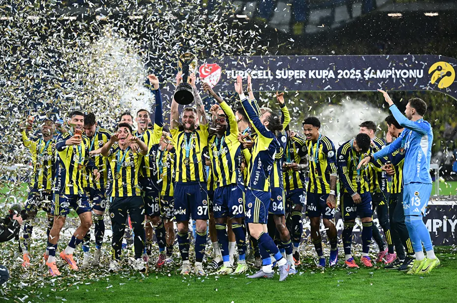 Süper Kupa şampiyonu Fenerbahçe, kupasını aldı: İşte seremoniden kareler - 3 Süper Kupa şampiyonu Fenerbahçe, kupasını aldı: İşte seremoniden kareler - 3