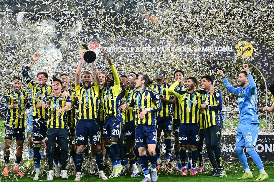 Süper Kupa şampiyonu Fenerbahçe, kupasını aldı: İşte seremoniden kareler - 2 Süper Kupa şampiyonu Fenerbahçe, kupasını aldı: İşte seremoniden kareler - 2