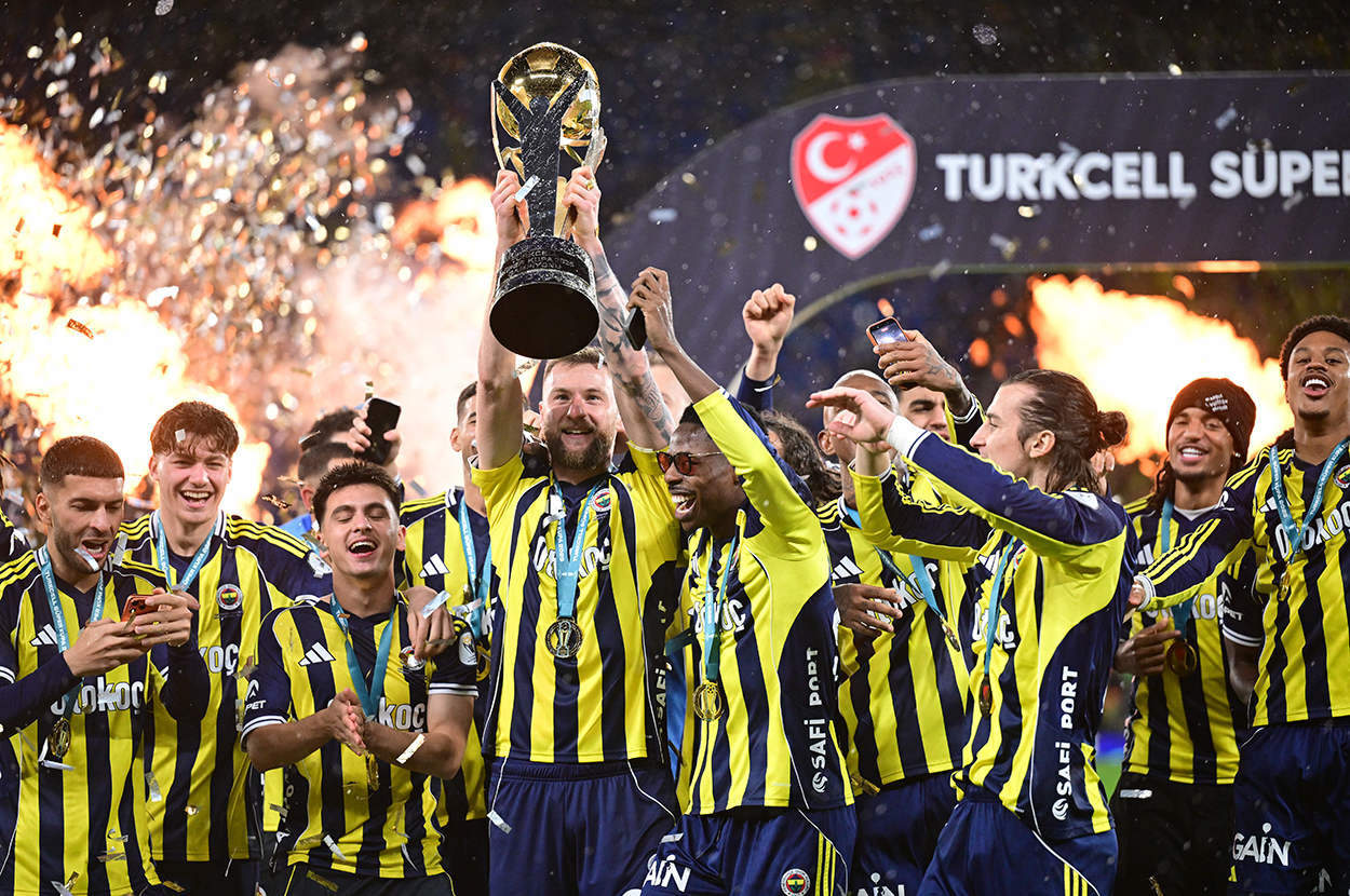 Süper Kupa şampiyonu Fenerbahçe, kupasını aldı: İşte seremoniden kareler