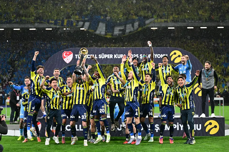 Süper Kupa şampiyonu Fenerbahçe, kupasını aldı: İşte seremoniden kareler - 8 Süper Kupa şampiyonu Fenerbahçe, kupasını aldı: İşte seremoniden kareler - 8