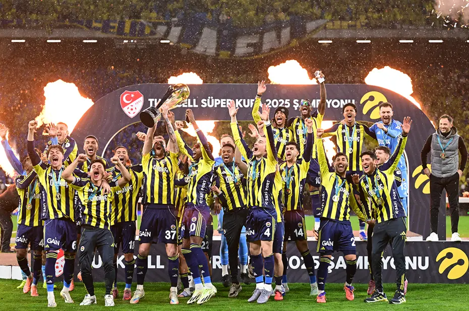 Süper Kupa şampiyonu Fenerbahçe, kupasını aldı: İşte seremoniden kareler - 5 Süper Kupa şampiyonu Fenerbahçe, kupasını aldı: İşte seremoniden kareler - 5