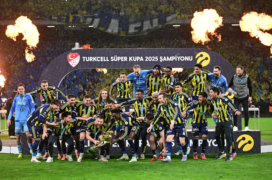 Süper Kupa şampiyonu Fenerbahçe, kupasını aldı: İşte seremoniden kareler - 4 Süper Kupa şampiyonu Fenerbahçe, kupasını aldı: İşte seremoniden kareler - 4