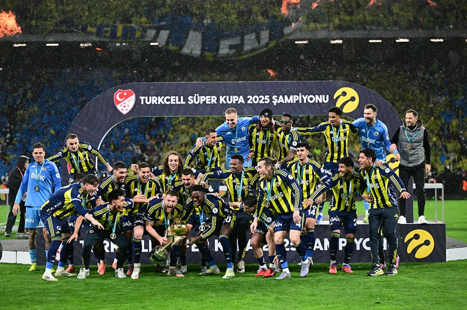 Süper Kupa şampiyonu Fenerbahçe, kupasını aldı: İşte seremoniden kareler - 6 Süper Kupa şampiyonu Fenerbahçe, kupasını aldı: İşte seremoniden kareler - 6
