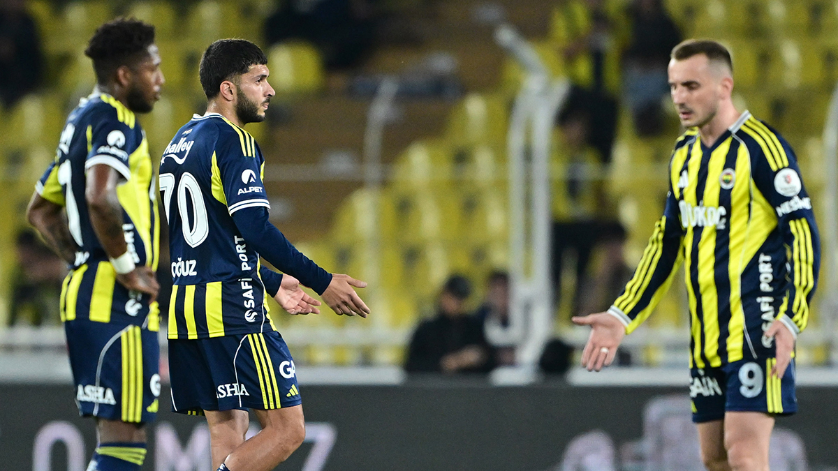 Kadıköy'de Fenerbahçe'ye büyük tepki! Taraftarlar daha fazla dayanamadı