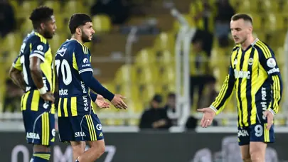 Kadıköy'de Fenerbahçe'ye büyük tepki! Taraftarlar daha fazla dayanamadı Kadıköy'de Fenerbahçe'ye büyük tepki! Taraftarlar daha fazla dayanamadı