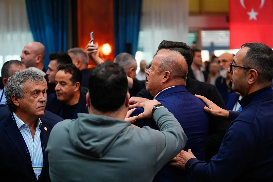 Aziz Yıldırım kürsüde söyleneni duyunca çılgına döndü: Yerinden kalktı, ortalık bir anda karıştı - 4