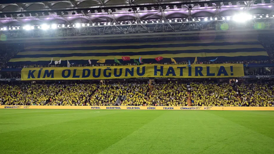 Fenerbahçe tribünlerinden futbolculara destek: "Kim olduğunu hatırla!" - 2