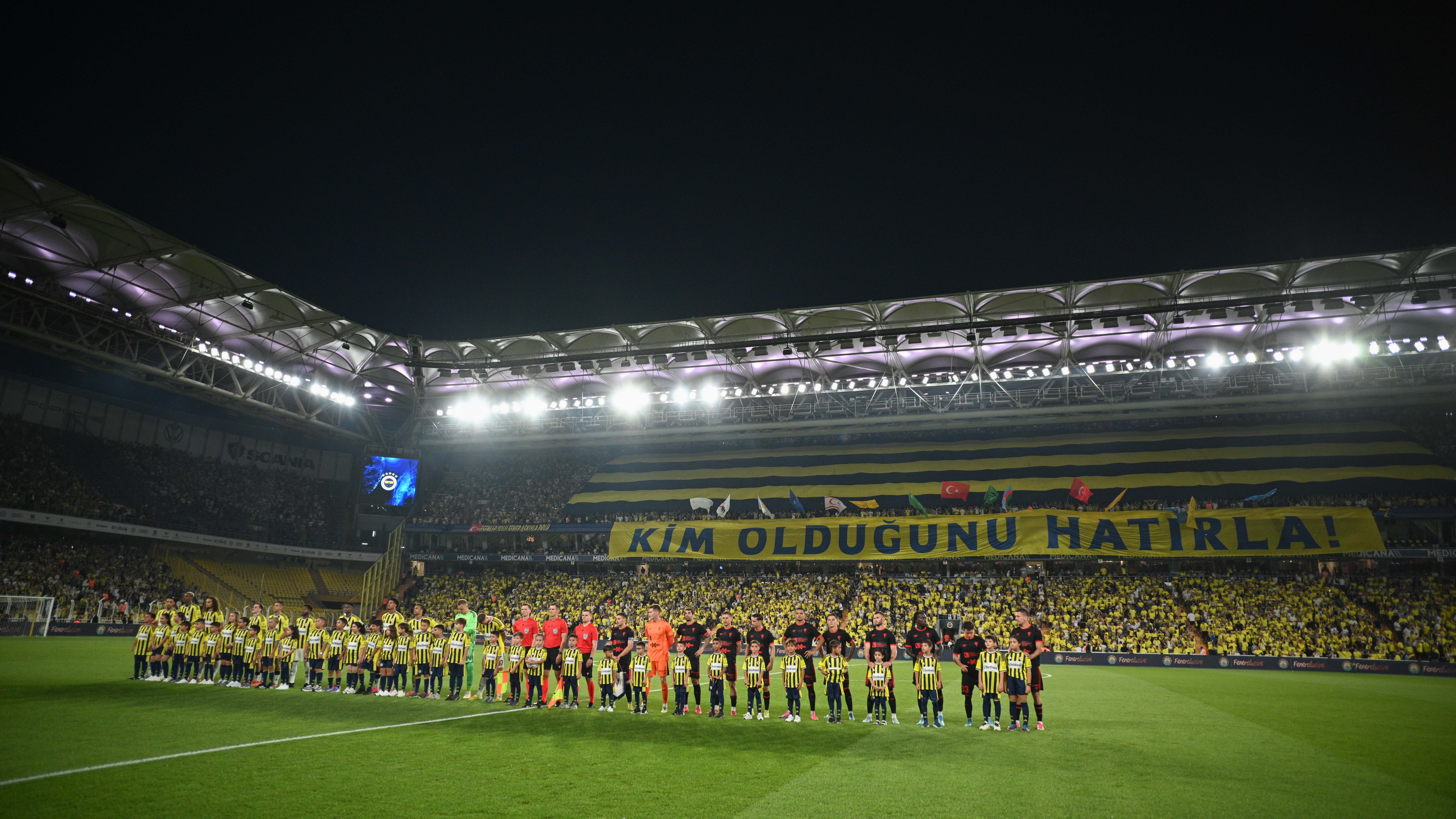 Fenerbahçe tribünlerinden futbolculara destek: "Kim olduğunu hatırla!"