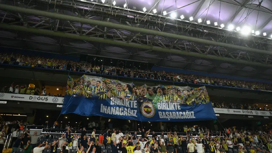 Fenerbahçe tribünlerinden futbolculara destek: "Kim olduğunu hatırla!" - 3