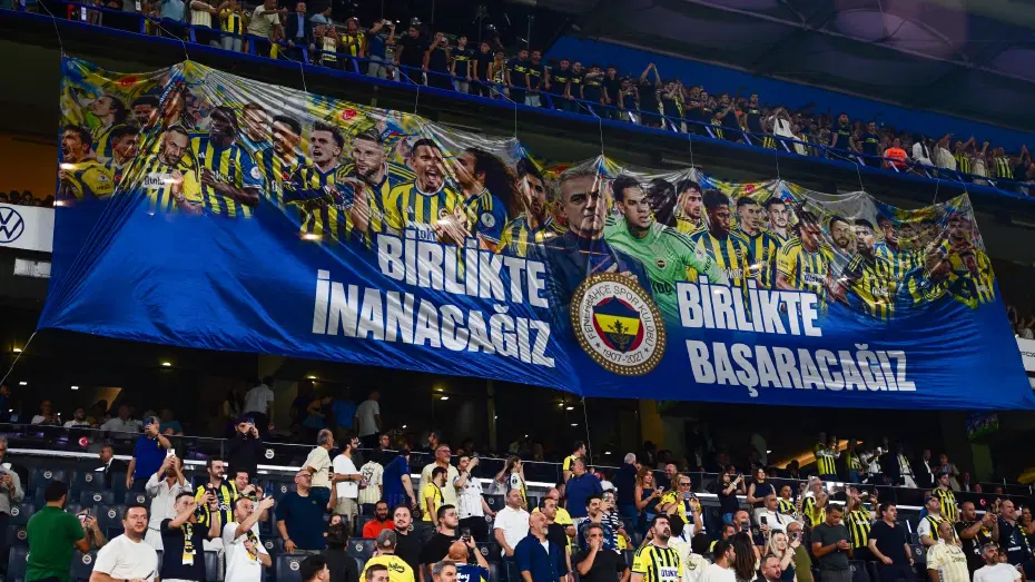 Fenerbahçe tribünlerinden futbolculara destek: "Kim olduğunu hatırla!" - 3