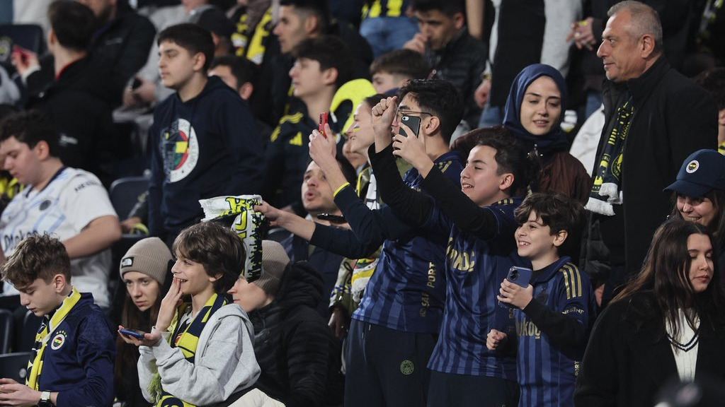 Fenerbahçe'den kadın ve çocuklara ücretsiz bilet