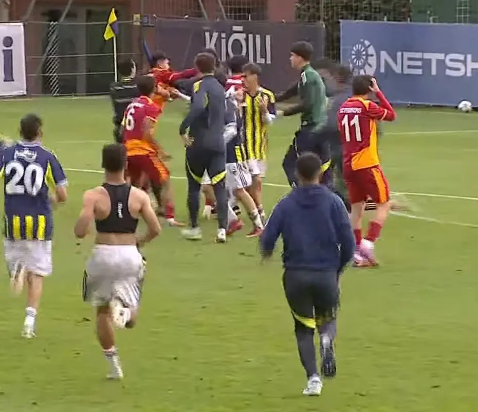 Fenerbahçe-Galatasaray maçında yumruklu saldırı, saha bir anda karıştı! U19 derbisinde skandal - 3