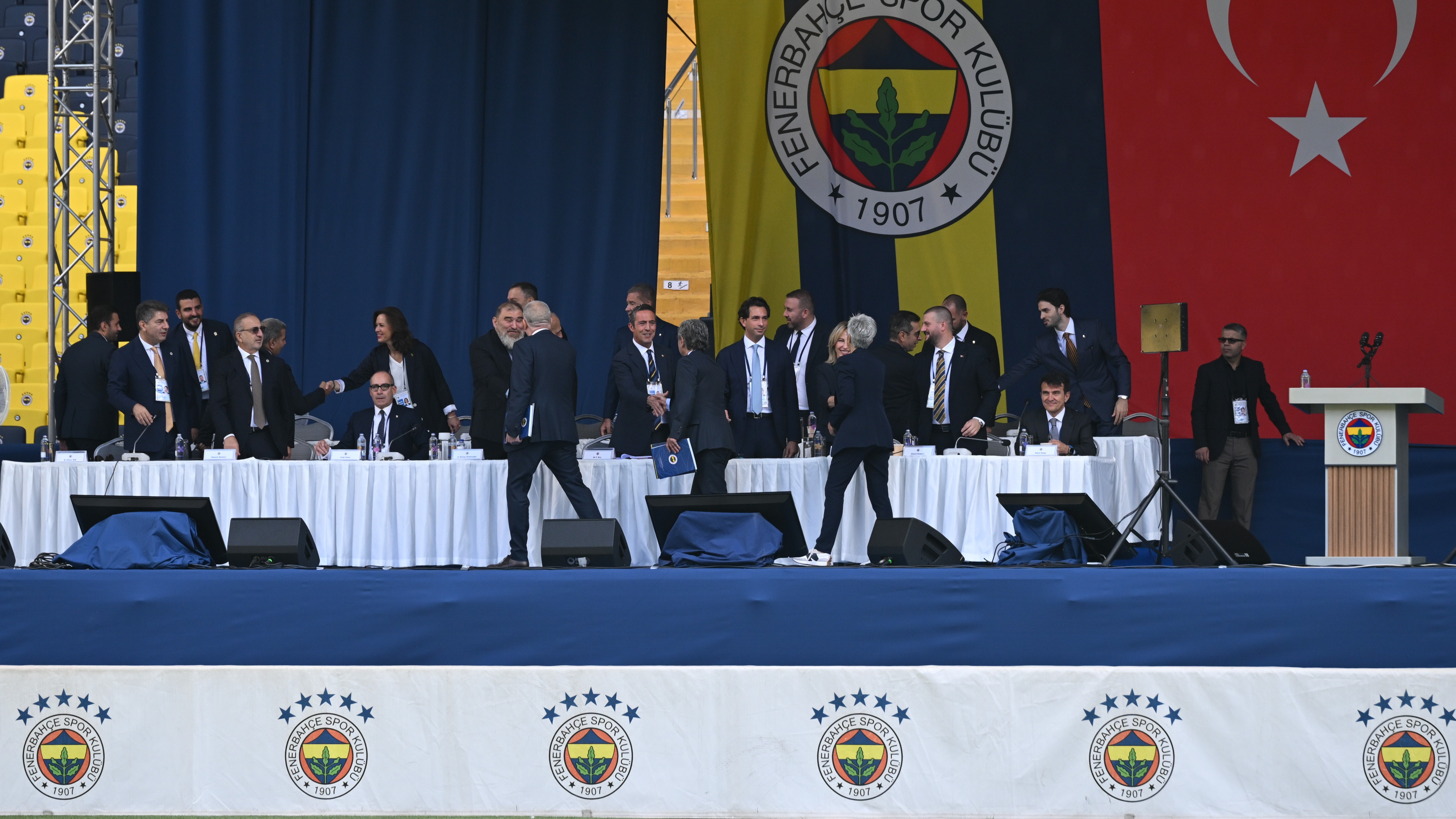 Fenerbahçe Kongresi: Gol Yoktu Ama Kahveler Havada Uçuştu, Tansiyon Tavan Yaptı!