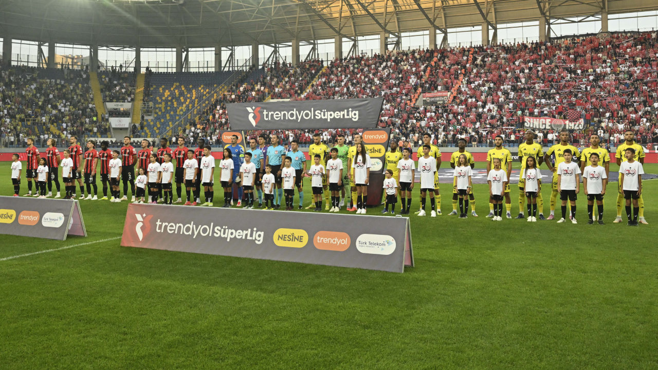 Fenerbahçe'nin Yeni Transferi, Daha Formayı Giymeden Yer Çekimine Yenik Düştü!