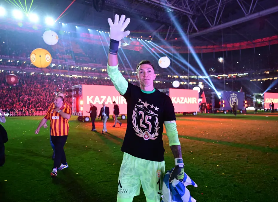 Muslera'dan yeni takımı için flaş açıklama - 4 Muslera'dan yeni takımı için flaş açıklama - 4