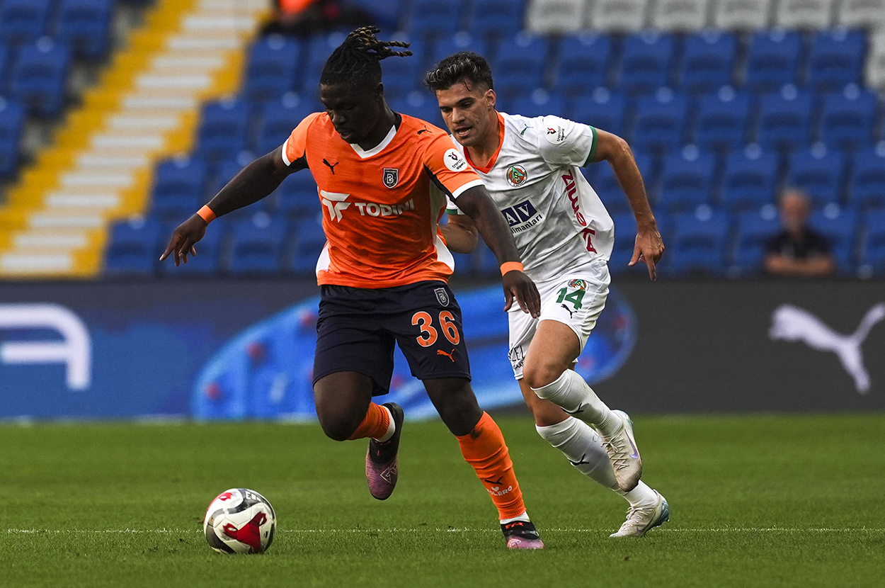Başakşehir-Alanyaspor Maçından 'Dostluk Kazandı' Çıktı: Puanlar Bölüşüldü, Keyif Kimseye Yok!