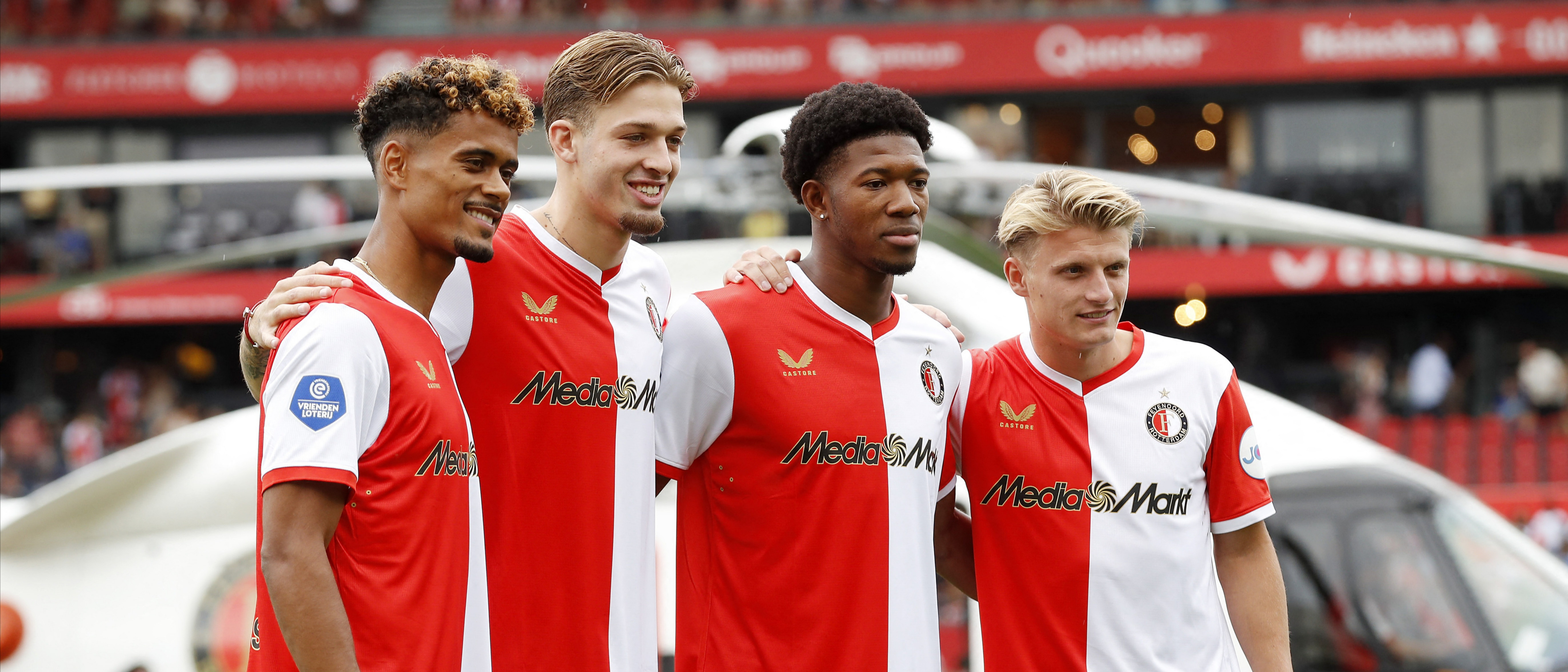 Feyenoord'dan görkemli transfer açıklaması: Helikopterle sahaya indiler