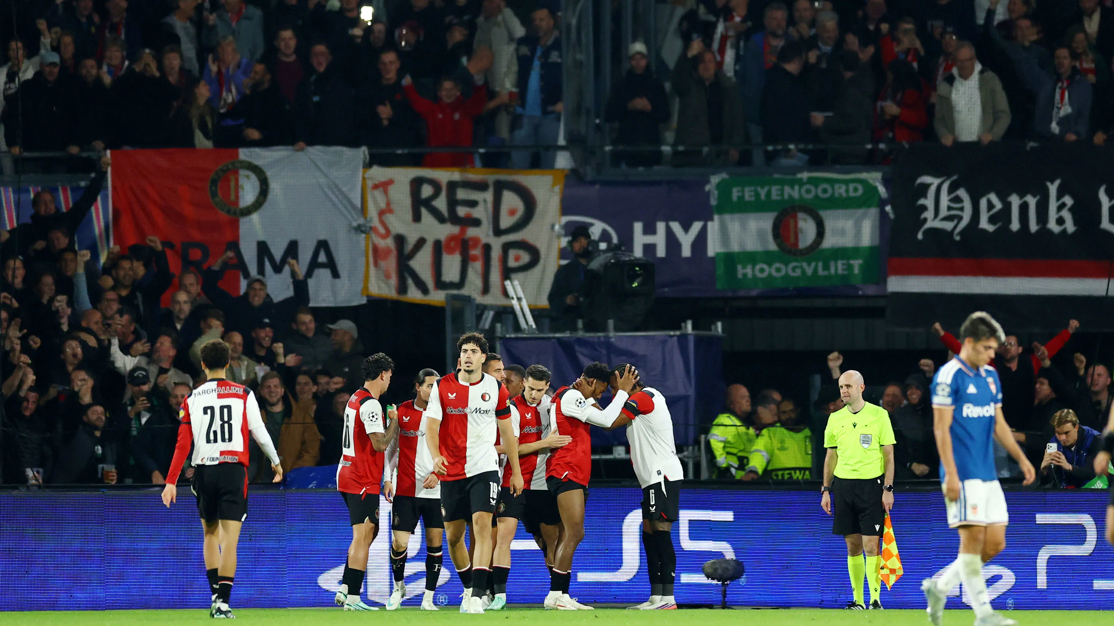 Feyenoord, sahasında Como'yu devirdi