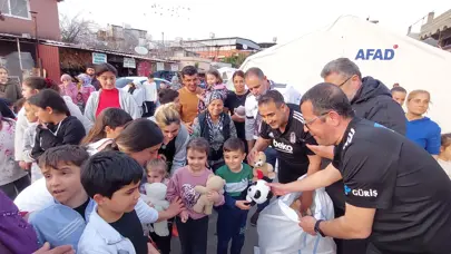 Beşiktaş tribünlerinden atılan oyuncaklar yerine ulaştı