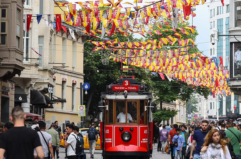 İstiklal Caddesi sarı kırmızıya büründü - 5