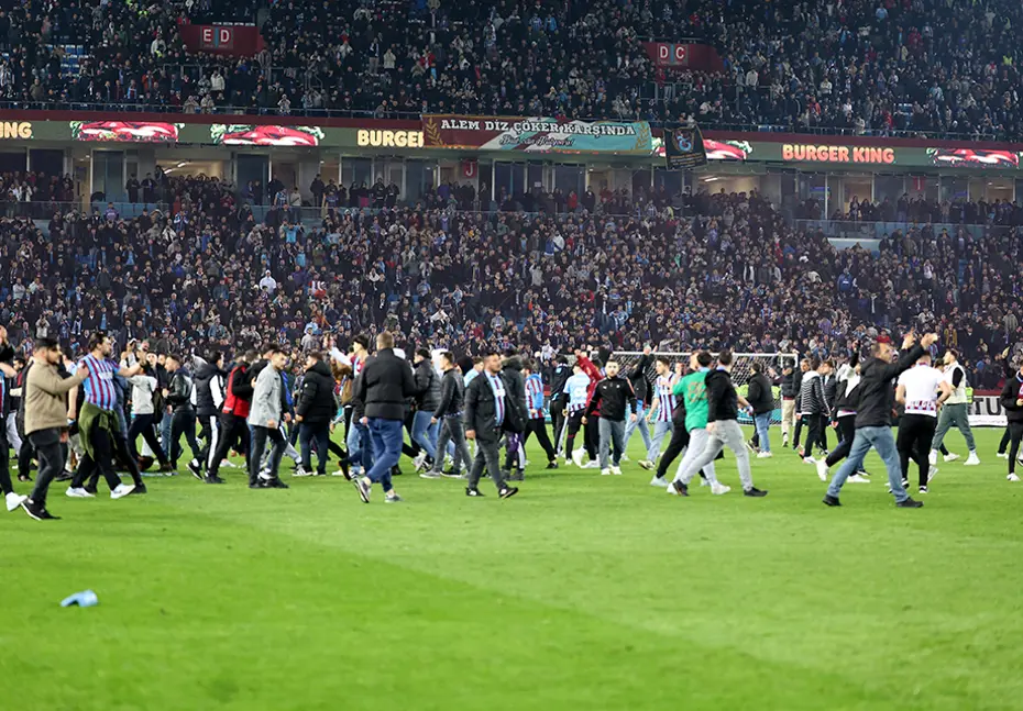 Dış basında Trabzonspor-Fenerbahçe maçındaki olayların yansımaları: "Kung fu, karate" - 18 Dış basında Trabzonspor-Fenerbahçe maçındaki olayların yansımaları: "Kung fu, karate" - 18