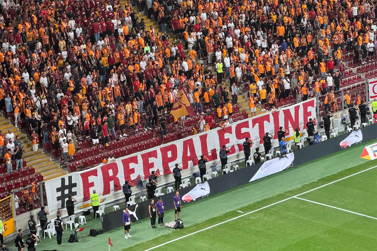 Galatasaray - Fatih Karagümrük maçında Filistin'e destek pankartları